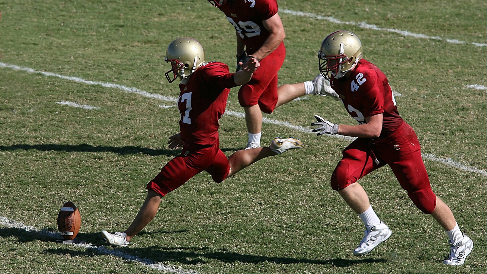 红军在冬窗签下替补门将，增强替补席实力，红军冬装军服